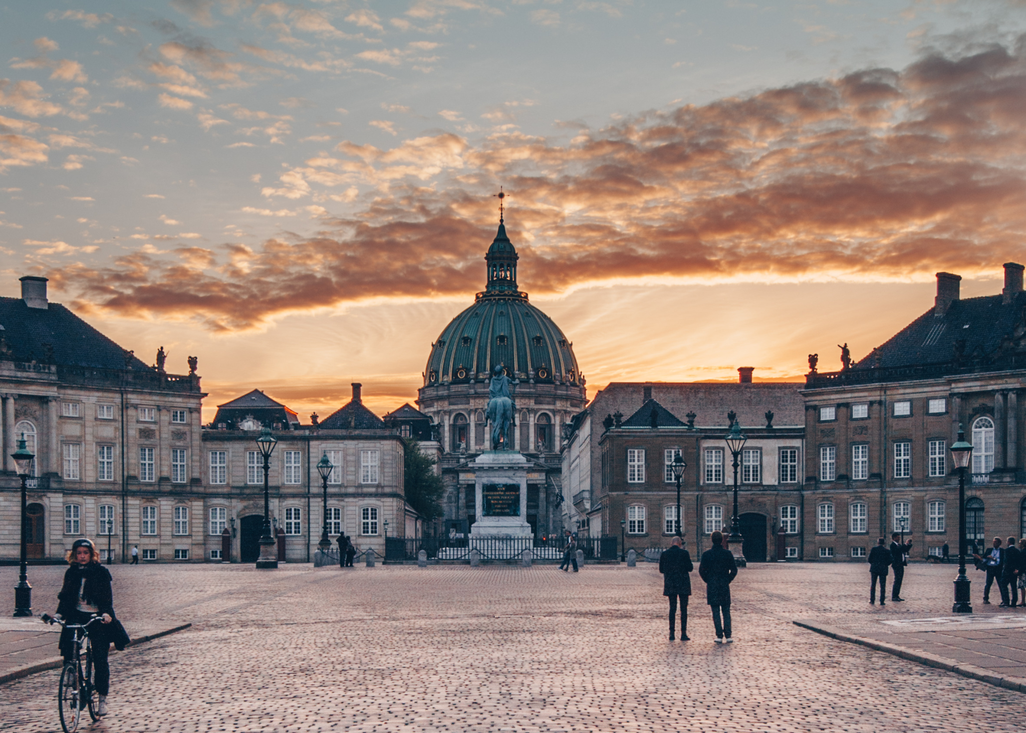 Amalienborg erstrahlt im warmen Abendlicht – königliche Eleganz im Herzen Kopenhagens.