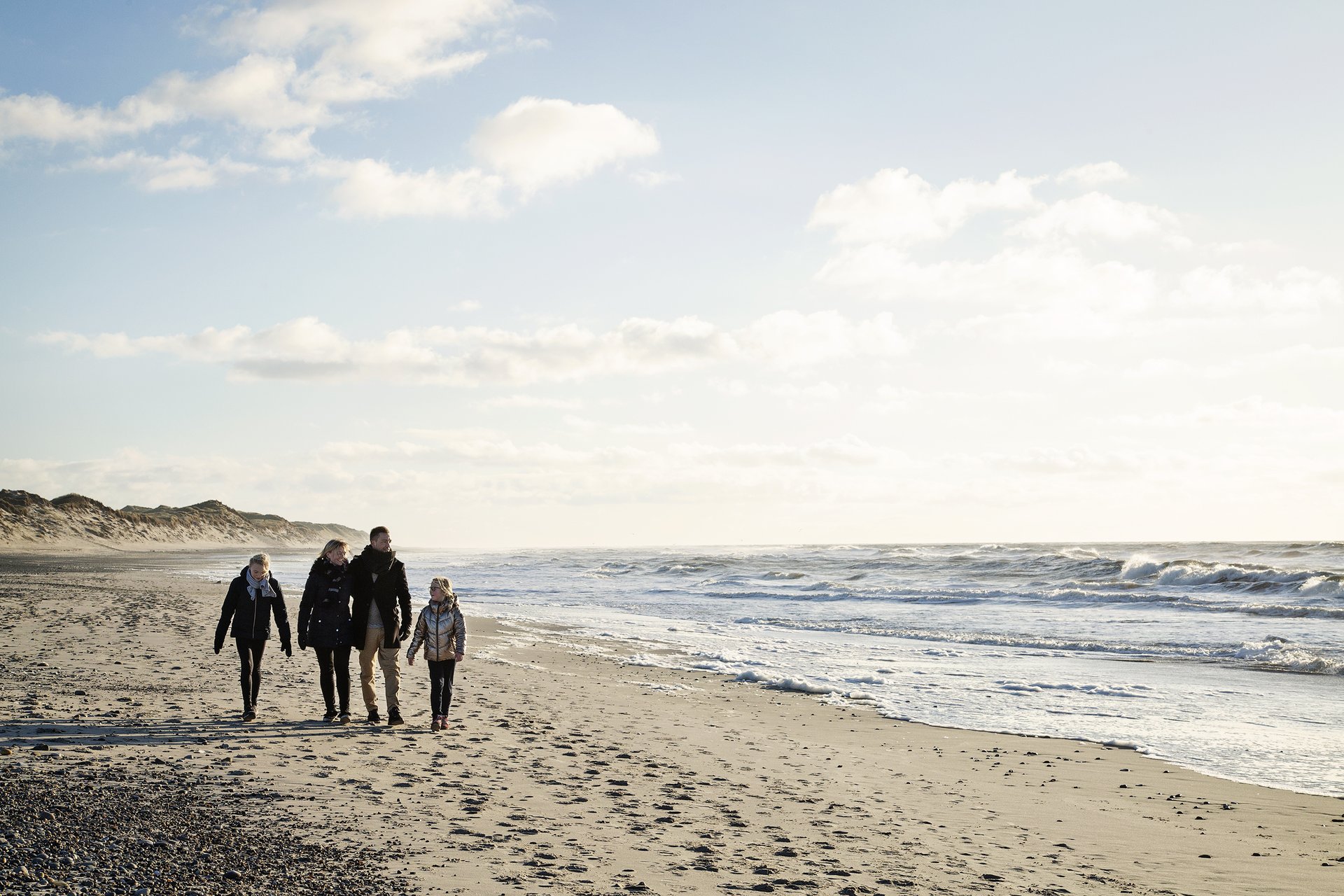 hvide-sande-familie-paa-strand
