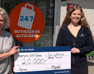 Sonne und Strand spendet 20.000 Kronen an Dorfladen in Egense