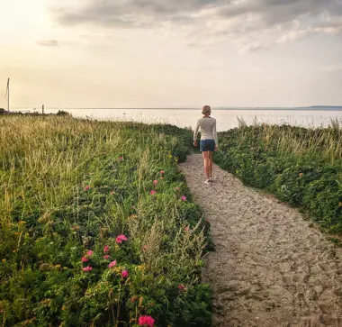 pige-paa-strand-nordsjaelland