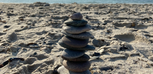 dansk sandstrand med stentårn