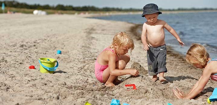 Boern-leger-paa-strand_25387