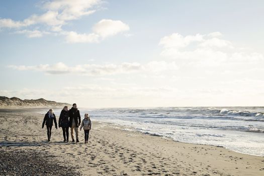 hvide-sande-familie-paa-strand