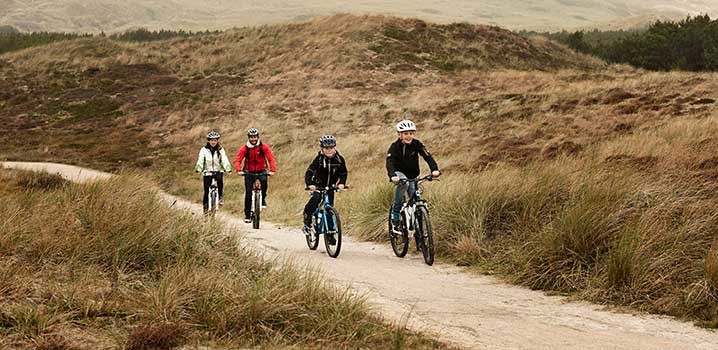 Panorama-Familie-paa-cykelsti-i-klitter-Holmsland-Klit_29942