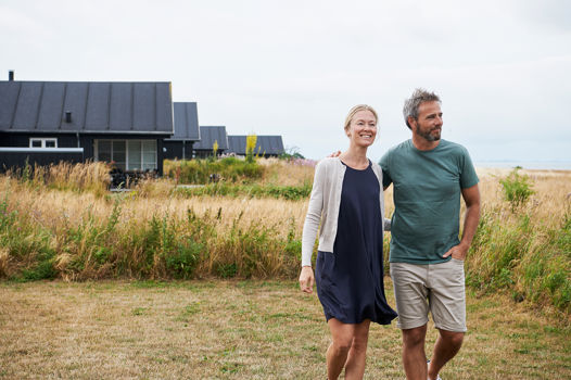 Par Gaar Tur Ved Sommerhus Ved Strand