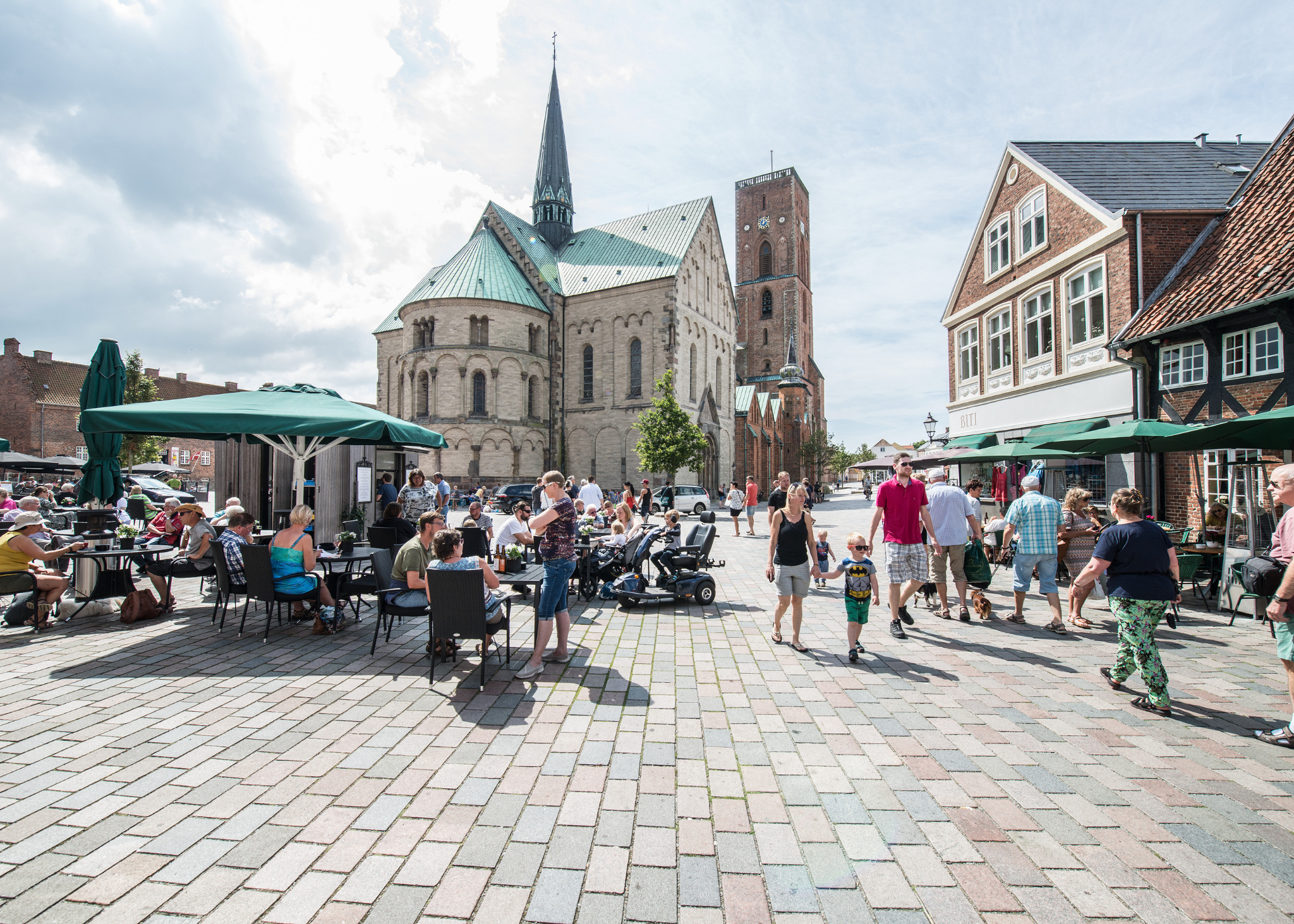 Lebendiges Altstadtflair in Ribe – mit Blick auf den imposanten Dom und gemütlichen Straßencafés.
