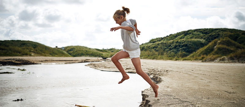 barn-paa-strand-nordvestjylland