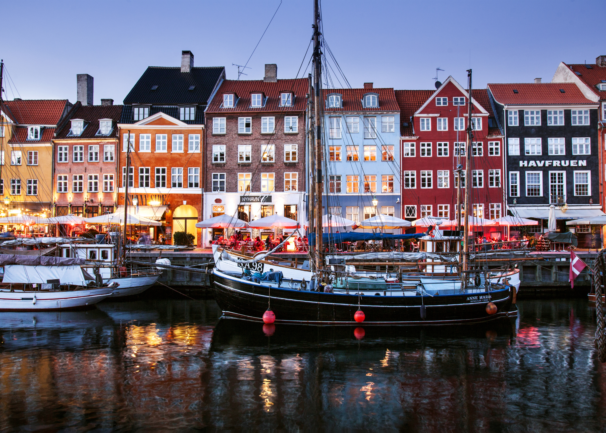 Nyhavn erstrahlt im Abendlicht – bunte Fassaden, historische Schiffe und echte Kopenhagener Hygge.
