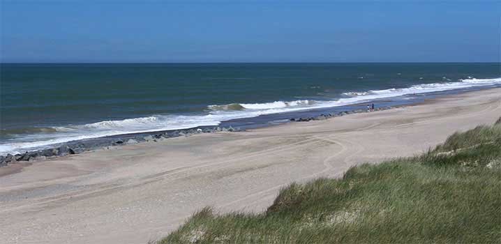 Vrist Strand mit Wellen und Steinen