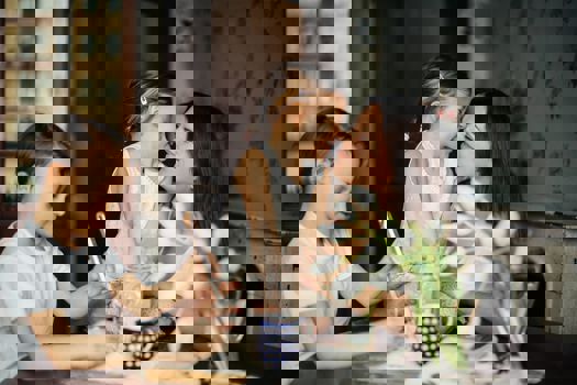 Glad Familie I Sommerhus