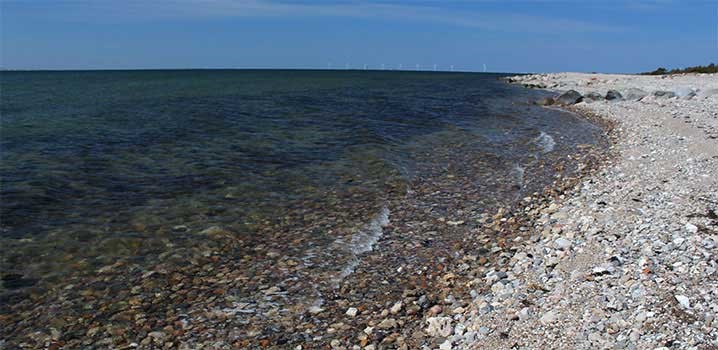 Strand mit Steinen im Meer