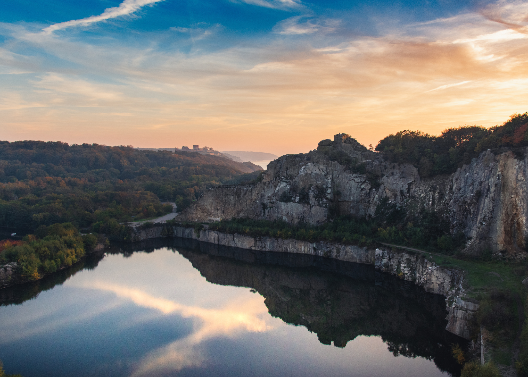 Die Abendsonne taucht den Opal-See in Gold und lässt das Wasser in magischen Farben schimmern.